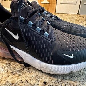Nike women’s size 8 AirMax 270